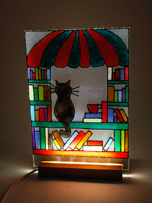 Gato en la librería con luces